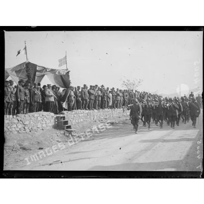 Kozani. Un régiment grec défile devant les généraux Guillaumat et Henrys. [légende d'origine]