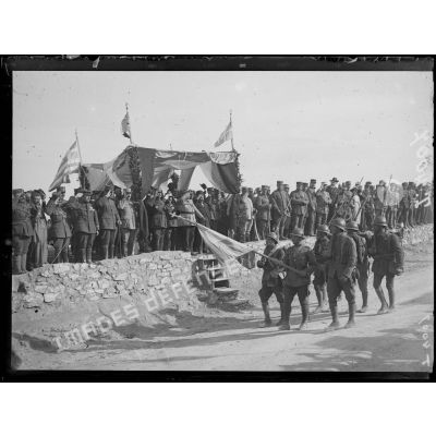 Kozani. Un régiment grec défile devant les généraux Guillaumat et Henrys. Le salut au drapeau. [légende d'origine]
