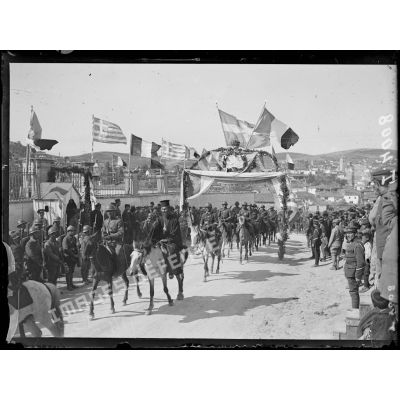Kozani. Un régiment grec défile devant les généraux Guillaumat et Henrys. Le salut au drapeau. [légende d'origine]