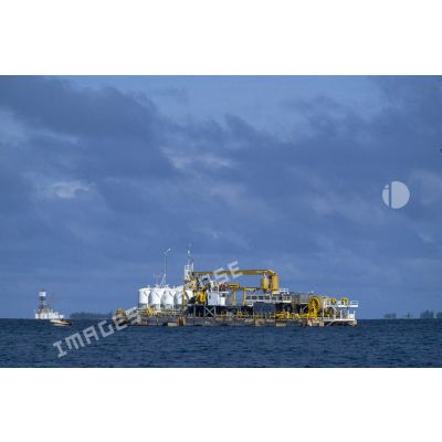 Vue de la barge de cimentation et de bourrage des puits en mer à Moruroa. [Description en cours]