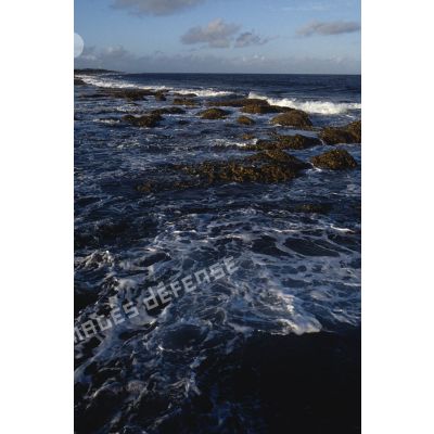 Barrière de corail, vague et écume à Moruroa. [Description en cours]