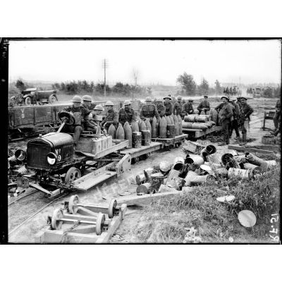 The Battle of Flanders, British ammunition being taken up to the guns over ground newly captured. [légende d'origine]