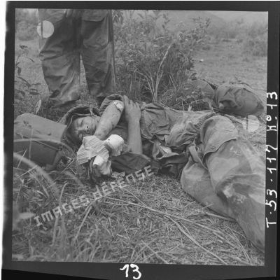 Un parachutiste vietnamien blessé, au sol, près de la drop zone.