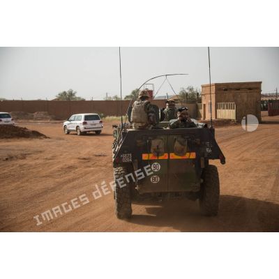 Montés à bord d'un VAB, des soldats escortent la délégation du général de brigade François de Lapresle, représentant militaire de la force Barkhane au Mali, lors de sa visite à Gao.