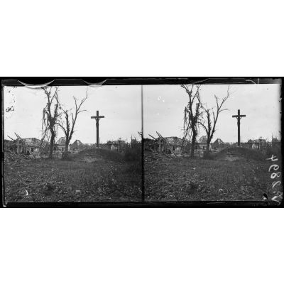 Rouvrel, Somme, maisons en ruines, à droite, le Christ seul debout. [légende d'origine]