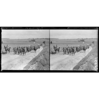 Route de Flers-sur-Noye à la Faloise, Somme, convoi de prisonniers allemands. [légende d'origine]