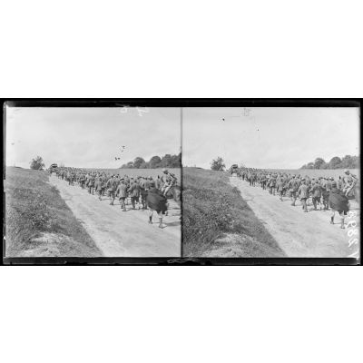 Route de Flers sur Noye à la Faloise, Somme, convoi de prisonniers allemands. [légende d'origine]