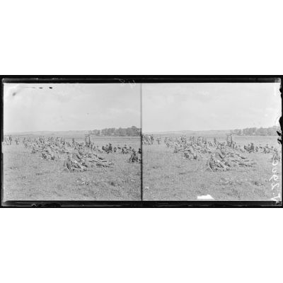 Hallivillers, Somme, convoi de prisonniers allemands faisant halte. [légende d'origine]