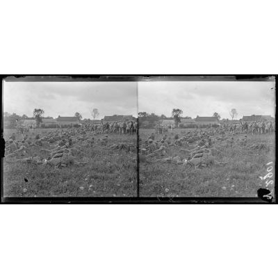 Hallivillers, Somme, convoi de prisonniers allemands faisant halte. [légende d'origine]