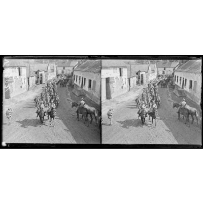 La Faloise, Somme, convoi de prisonniers allemands traversant le village. [légende d'origine]