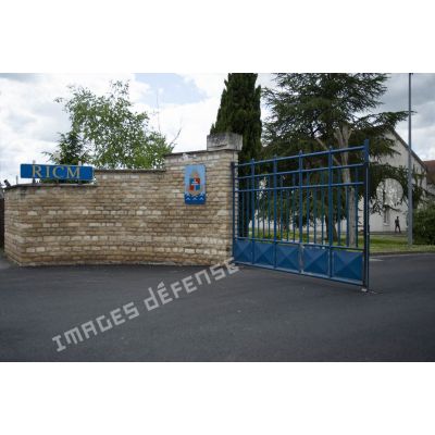 Portail et mur d'enceinte de la caserne du régiment d'infanterie - chars de marine (RICM) à Poitiers.