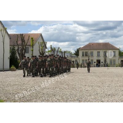 Défilé des marsouins du régiment d'infanterie - chars de marine (RICM) pour une cérémonie sur la place d'armes de la caserne à Poitiers.