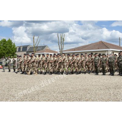 Défilé des marsouins du régiment d'infanterie - chars de marine (RICM) pour une cérémonie sur la place d'armes de la caserne à Poitiers.