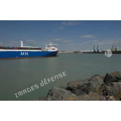 Arrivée du cargo roulier MN Pélican dans le port de la Pallice, à La Rochelle.
