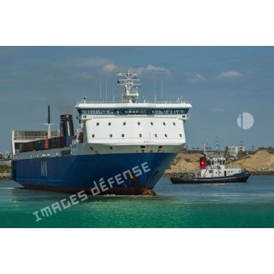 Arrivée du cargo roulier MN Pélican escorté par le remorqueur VB Oléron dans le port de la Pallice, à La Rochelle.