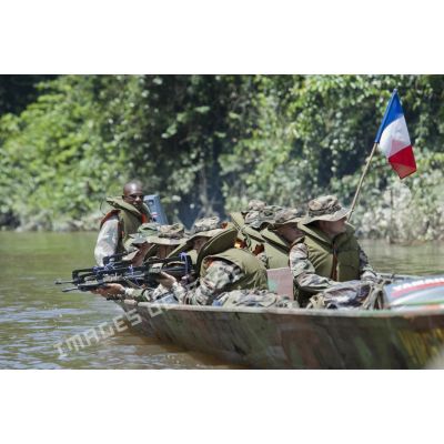 Des marsouins du 9e régiment d'infanterie de marine (9e RIMa) patrouillent à bord de leur pirogue dans la crique de Sparouine, en Guyane française.