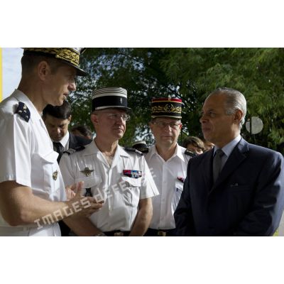 Le ministre des Outre-mer Victorin Lurel s'entretient avec le général Bernard Metz en compagnie du colonel Didier Laumont et du général Serge Caillet à Cayenne, en Guyane française.