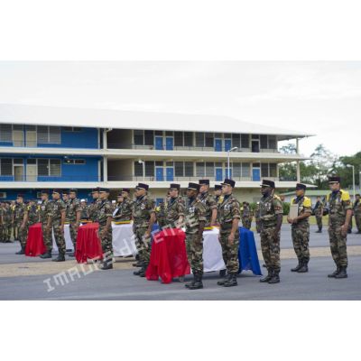 Des marsouins du 9e régiment d'infanterie de marine (9e RIMa) entourent les cercueils de leurs camarades décédés lors d'une cérémonie de levée de corps à Cayenne, en Guyane française.