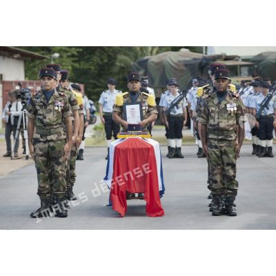 Des marsouins du 9e régiment d'infanterie de marine (9e RIMa) entourent le cercueil du sergent Sébastien Pissot lors d'une cérémonie de levée de corps à Cayenne, en Guyane française.