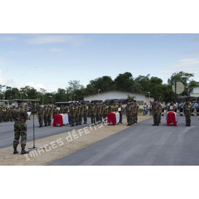 Le colonel Alain Vidal du 9e régiment d'infanterie de marine (9e RIMa) prononce un éloge funèbre lors d'une cérémonie de levée de corps à Cayenne, en Guyane française.
