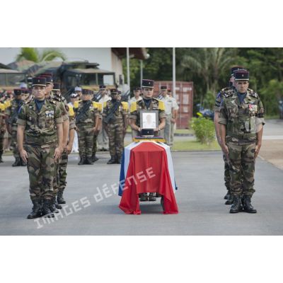 Des marsouins du 9e régiment d'infanterie de marine (9e RIMa) entourent le cercueil de l'adjudant-chef Stéphane Moralia lors d'une cérémonie de levée de corps à Cayenne, en Guyane française.