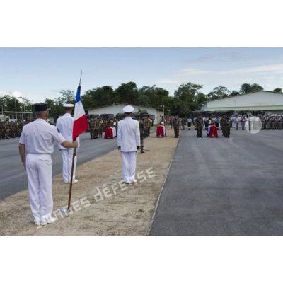 Le général Bernard Metz et le préfet Denis Labbé assistent à un éloge funèbre prononcé par le colonel Alain Vidal du 9e régiment d'infanterie de marine (9e RIMa) à Cayenne, en Guyane française.