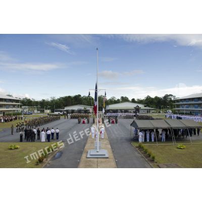 Rassemblement des marsouins du 9e régiment d'infanterie de marine (9e RIMa) et des autorités militaires et civiles pour une cérémonie de levée de corps à Cayenne, en Guyane française.