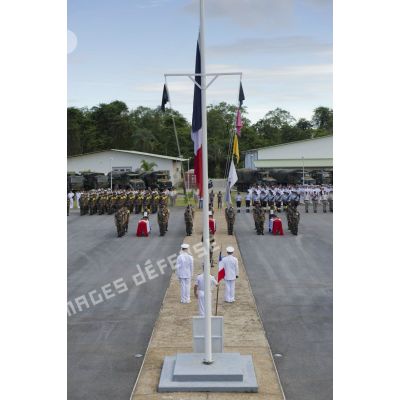 Le général Bernard Metz et le préfet Denis Labbé assistent à un éloge funèbre prononce par le colonel Alain Vidal du 9e régiment d'infanterie de marine (9e RIMa) à Cayenne, en Guyane française.