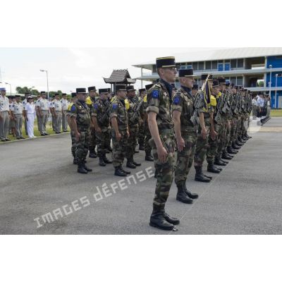 Rassemblement des marsouins de la 1re compagnie du 9e régiment d'infanterie de marine (9e RIMa) pour une cérémonie de levée de corps à Cayenne, en Guyane française.