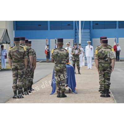 Le colonel Alain Vidal du 9e régiment d'infanterie de marine (9e RIMa) prononce un éloge funèbre lors d'une cérémonie de levée de corps à Cayenne, en Guyane française.