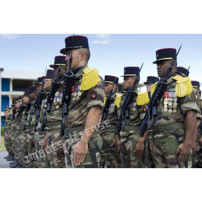 Rassemblement des marsouins de la 1re compagnie du 9e régiment d'infanterie de marine (9e RIMa) pour une cérémonie de levée de corps à Cayenne, en Guyane française.