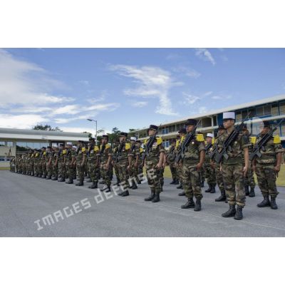 Rassemblement des marsouins de la compagnie de commandement et de logistique (CCL) du 9e régiment d'infanterie de marine (9e RIMa) pour une cérémonie de levée de corps à Cayenne, en Guyane française.