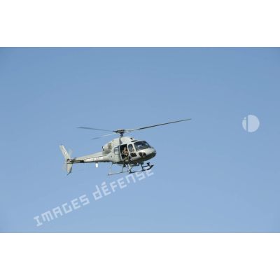 Un tireur d'élite sécurise le site de lancement du centre spatial en fenêtre d'un hélicoptère Fennec AS-555 de l'escadron d'hélicoptères d'Outre-mer (EHOM) à Kourou, en Guyane française.