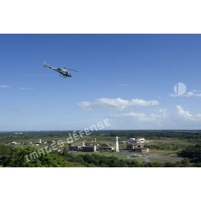 Un hélicoptère Fennec AS-555 de l'escadron d'hélicoptères d'Outre-mer (EHOM) survole le site de lancement du centre spatial à Kourou, en Guyane française.