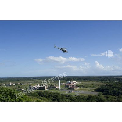 Un hélicoptère Fennec AS-555 de l'escadron d'hélicoptères d'Outre-mer (EHOM) survole le site de lancement du centre spatial à Kourou, en Guyane française.