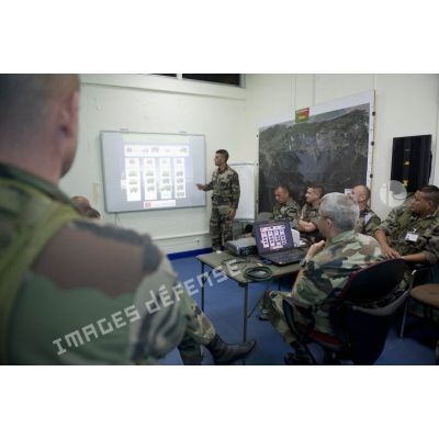 Des officiers du 3e régiment étranger d'infanterie (3e REI) participent à un briefing pour la sécurisation du centre spatial au poste de commandement de Pariacabo, en Guyane française.