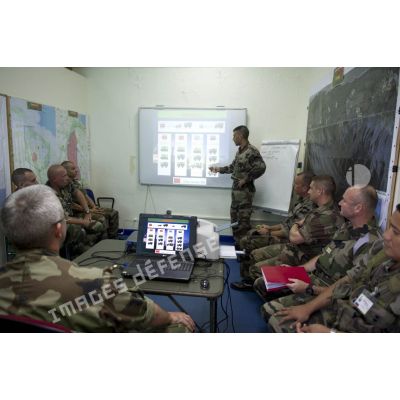 Des officiers du 3e régiment étranger d'infanterie (3e REI) participent à un briefing pour la sécurisation du centre spatial au poste de commandement de Pariacabo, en Guyane française.