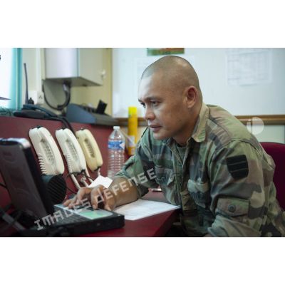 Un opérateur radio du 3e régiment étranger d'infanterie (3e REI) travaille au poste de commandement de Pariacabo, en Guyane française.