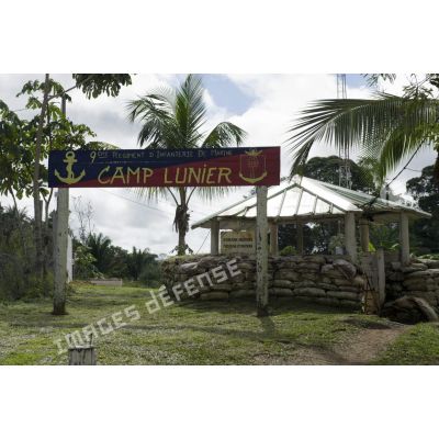 Entrée du camp Lunier à Maripasoula, en Guyane française.