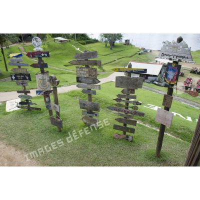 Confection des panneaux kilométriques à Maripasoula, en Guyane française.
