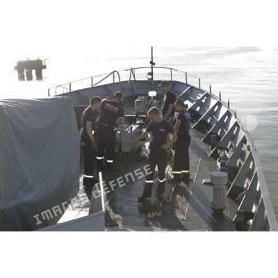 L'équipage de La Gracieuse se prépare à l'appareillage du navire, en Guyane française.