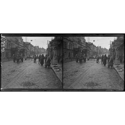 Saint-Quentin, rue d'Isle, prisonniers allemands enlevant les barricades. [légende d'origine]