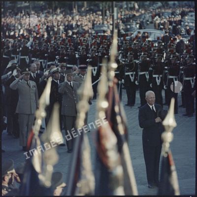 Le général Eisenhower saluant la Garde Républicaine lors d'une visite officielle à Paris.