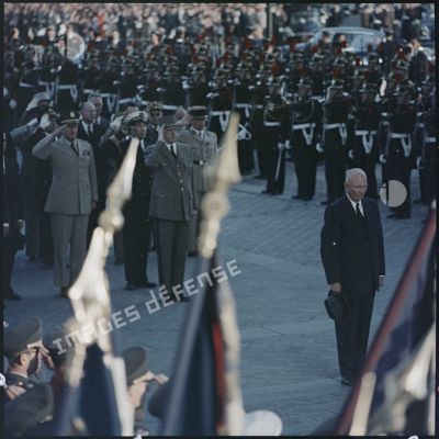 Le général Eisenhower saluant la Garde Républicaine lors d’une visite officielle à Paris.
