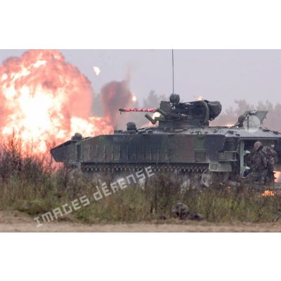 Lors de la démonstration de matériel - IHEDN à Mourmelon, un AMX-10 P pendant la présentation dynamique.