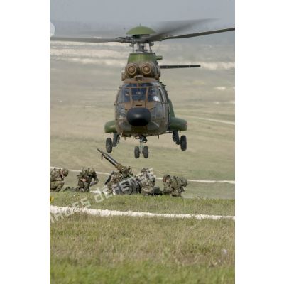 Lors de la démonstration de matériel - IHEDN à Mourmelon, un hélicoptère Puma SA-330 vient de déposer une pièce mortier de 120 et ses servants.