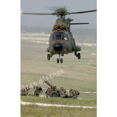 Lors de la démonstration de matériel - IHEDN à Mourmelon, un hélicoptère Puma SA-330 vient de déposer une pièce mortier de 120 mm et ses servants.