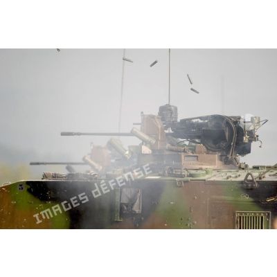 Tir au canon de 20 mm d'un AMX-10 P lors de la démonstration de matériel pour l'IHEDN à Mourmelon.