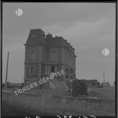 Sur le tournage du film Le jour le plus long en Normandie. Le bâtiment utilisé pour la scène de reprise du casino de Ouistreham Riva Bella par les commandos français.