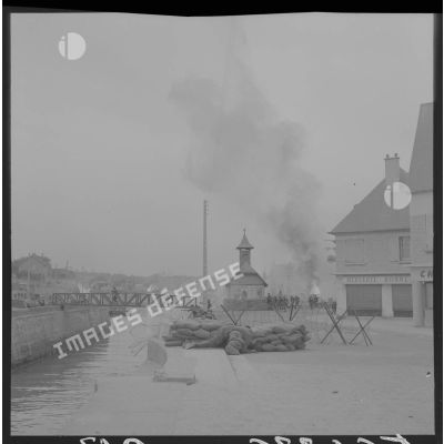 Sur le tournage du film Le jour le plus long en Normandie. Les figurants se déploient lors d'une scène de combat sur le port en centre-ville.